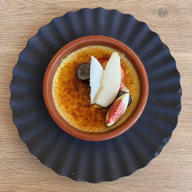 Un dessert de Kévin : crème brûlée caramélisée, poire, figue et raisin