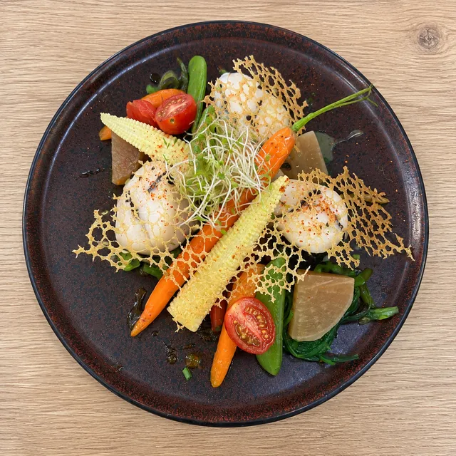 Une assiette de Naoko : noix de Saint-Jacques snackées, mini-maïs, carottes, tomates cerises et tuile dentelle